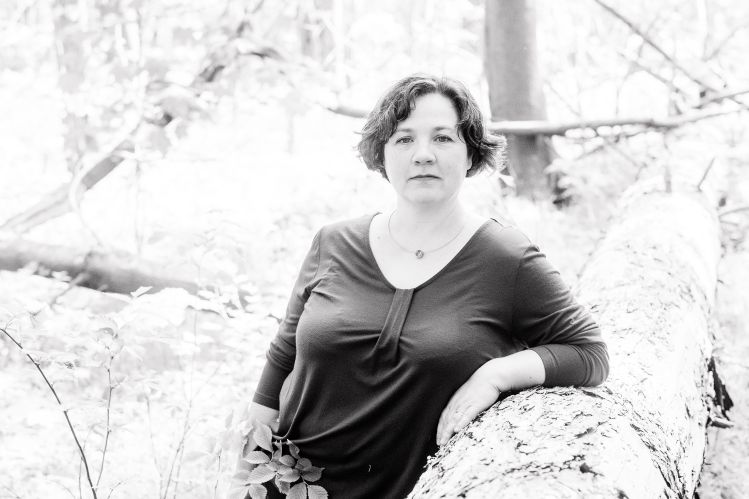 Schwarz-Weiß-Portrait, Katja lehnt am Baumstamm