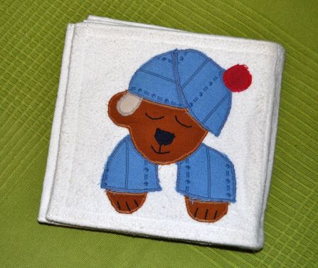 Ein Stoffbuch für Kleinkinder, es zeigt einen schlafenden Bären