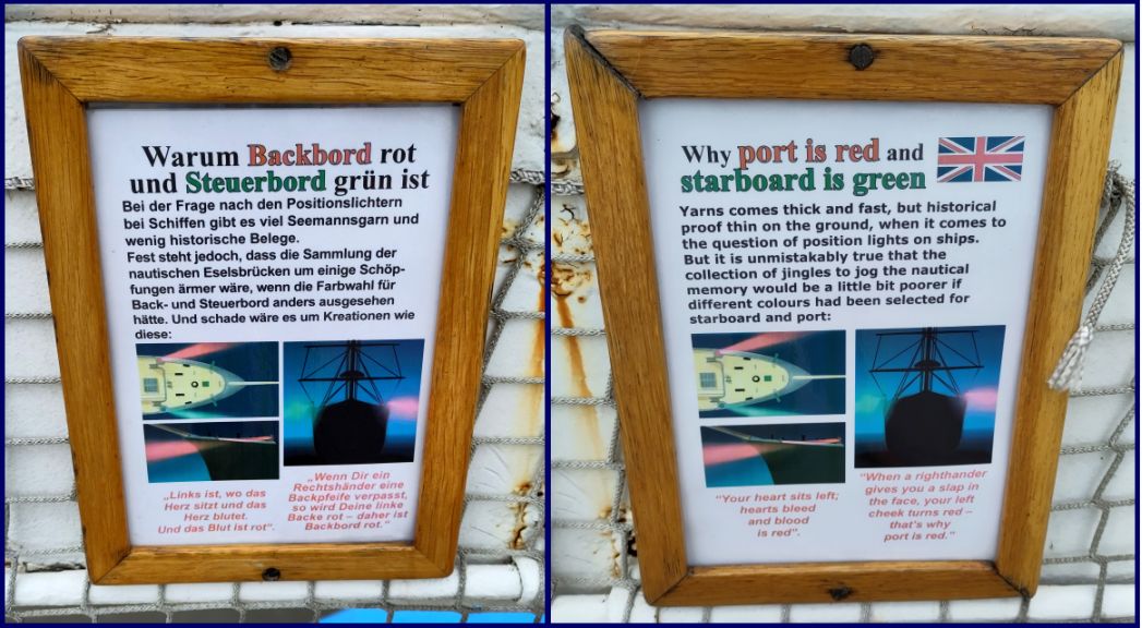 Zwei eingerahmte Tafeln an Bord eines Schiffes mit Informationen zur Farbe der Positionslichter an Backbord und Steuerbord