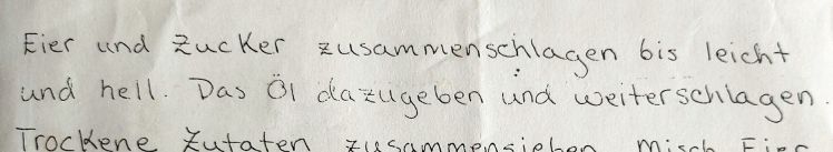 Foto eines handschriftlichen Kuchenrezepts. Es beginnt mit: "Eier und Zucker zusammenschlagen".