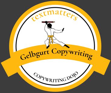 Das Signet für den Copywriting-Gelbgurt. Der Text darauf: „textmatters. Gelbgurt Copywriting. Copywriting Dojo“. Abgebildet ist eine Person mit Karateanzug und gelbem Gürtel, die einen Bleistift über dem Kopf schwingt.