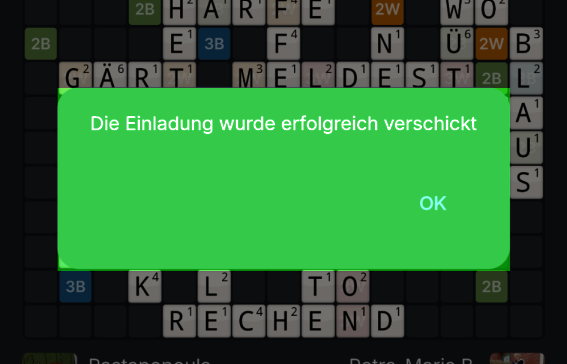 Vor dem Hintergrund eines Spielfelds mit Buchstaben ist ein grünes Feld mit der Meldung "Die Einladung wurde erfolgreich verschickt".