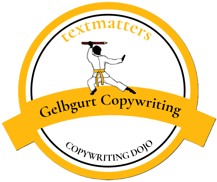 Das Signet für den Copywriting-Gelbgurt. Der Text darauf: „textmatters. Gelbgurt Copywriting. Copywriting Dojo“. Abgebildet ist eine Person mit Karateanzug und gelbem Gürtel, die einen Bleistift über dem Kopf schwingt.